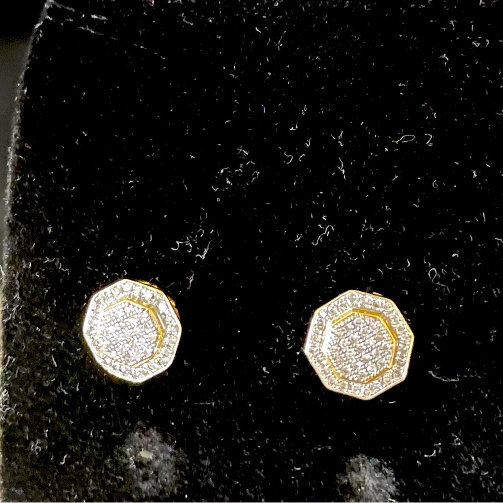 I am selling 14k yellow gold Diamond earrings